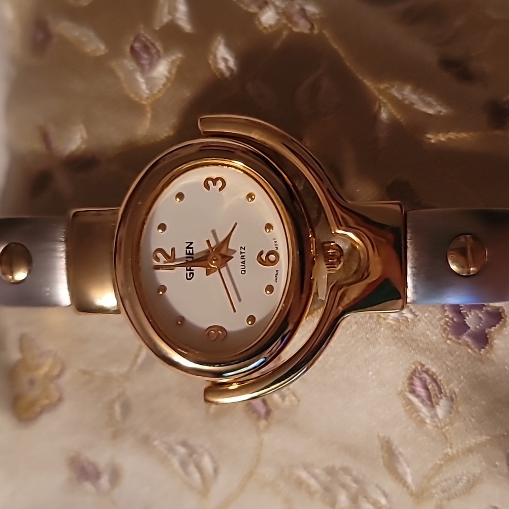 NEW Gruen GR7354 Semi Bangle Bracelet Watch Love Screw Style Band Silver‎ Gold
